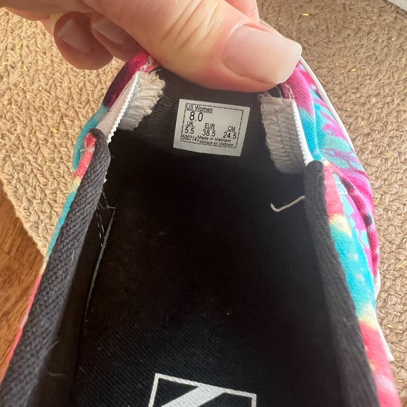 Women’s size 8 VANS BRAND NEW - Picture 2 of 7